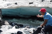 71 Alla bocca del ghiacciaio il torrente esce impetuoso